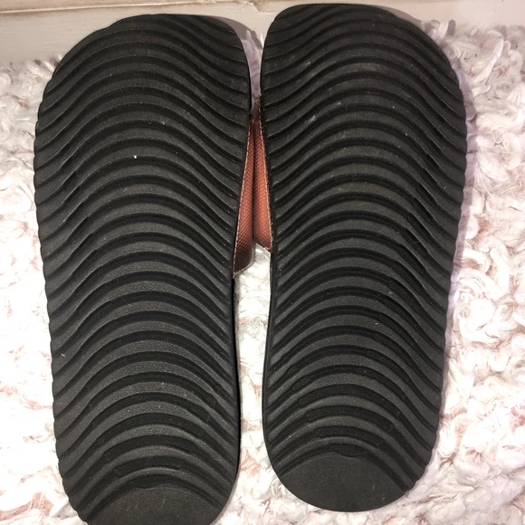 SOLD: Nike Women’s Kawa Slide Metallic - Picture 4 of 5